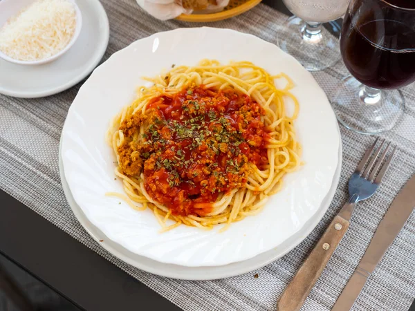 Традиционное Блюдо Итальянской Кухни Спагетти Болоньезе Приготовленное Макарон Томатным Соусом — стоковое фото