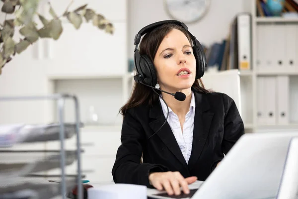 Callcenter Mitarbeiterin Sitzt Mit Kopfhörern Schreibtisch Büro — Stockfoto