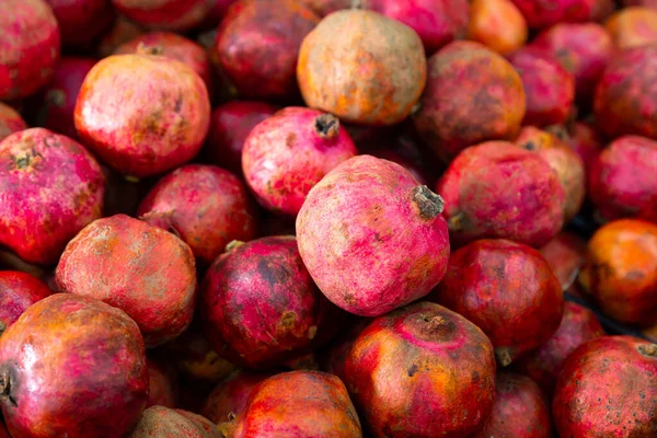 Frutta Fresca Melograno Scatola Sul Mercato Agricolo — Foto Stock