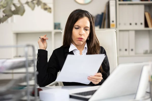 Smutná Žena Účetní Dělá Papírování Během Pracovního Dne Kanceláři — Stock fotografie