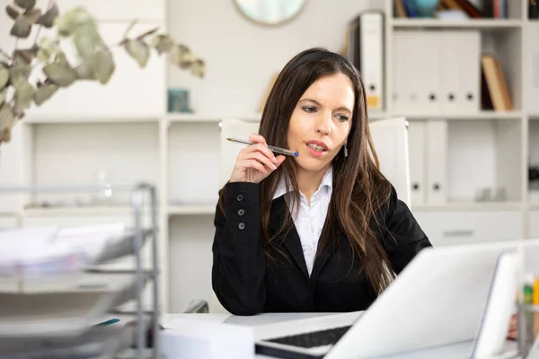Portrait Woman Accountant Sitting Table Office Working — Stock Photo, Image