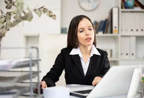 Mujer Contable Sentada Mesa Usando Portátil Mientras Hace Trabajo Oficina —  Fotos de Stock