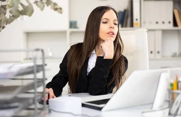Женщина Офисный Работник Сидит Столом Использует Ноутбук Течение Своего Рабочего — стоковое фото