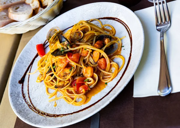 Image Délicieux Spaghettis Crevettes Moules Légumes Assiette — Photo