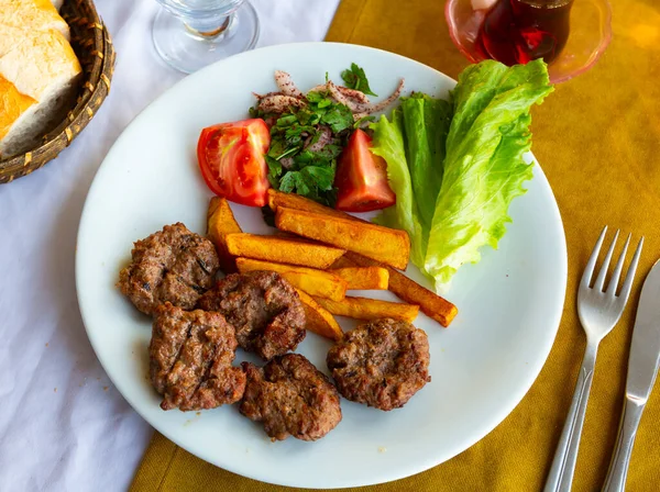 Portion Just Cooked Turkish Grilled Meatballs Inegol Kofte Served Plate — Foto Stock