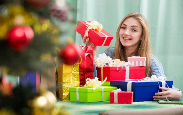 Aufgeregtes Blondes Mädchen Mit Geschenken Für Weihnachten Heimischen Interieur — Stockfoto