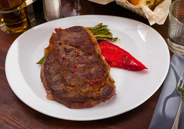 Steak Vom Rind Mit Gedünsteten Grünen Bohnen Und Pfeffer — Stockfoto