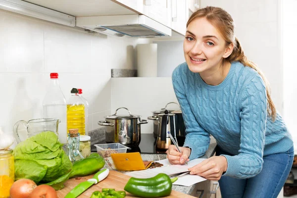 Portret Van Een Gelukkige Jonge Huisvrouw Met Papieren Huiselijke Keuken — Stockfoto