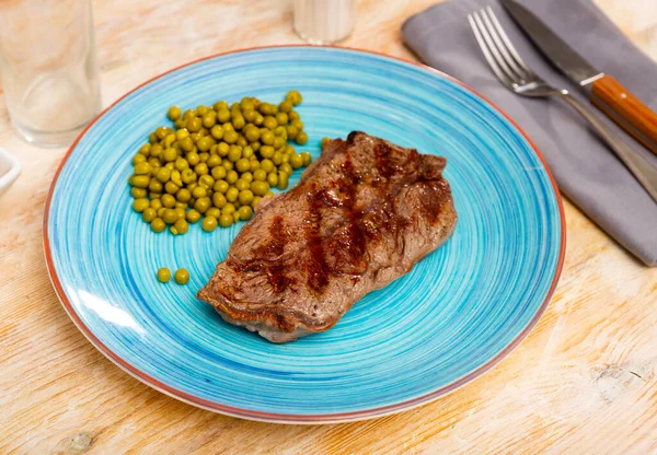 开胃的烤牛肉牛排配上蔬菜配菜罐头绿豆 健康晚餐的概念 — 图库照片