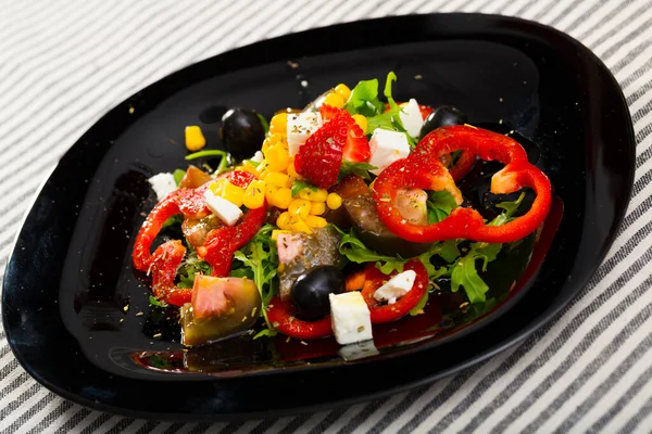 Salat Mit Rucola Gemüse Erdbeeren Und Feta Auf Dem Teller — Stockfoto