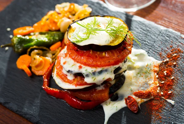 Gegrilde Aubergines Met Tomaten Griekse Yoghurt Knoflooksaus — Stockfoto