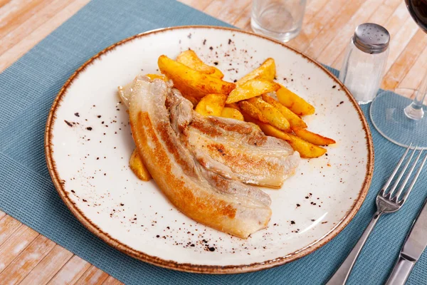 Restaurante Que Serve Pratos Barriga Porco Frito Fatias Batata — Fotografia de Stock