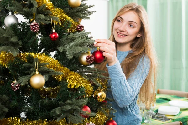Gülümseyen Sarışın Kız Noel Ağacı Süslemelerini Düzenliyor — Stok fotoğraf