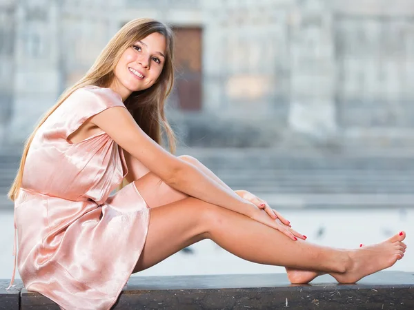 Gül Elbiseli Genç Neşeli Kadın Şehirde Oturuyor — Stok fotoğraf