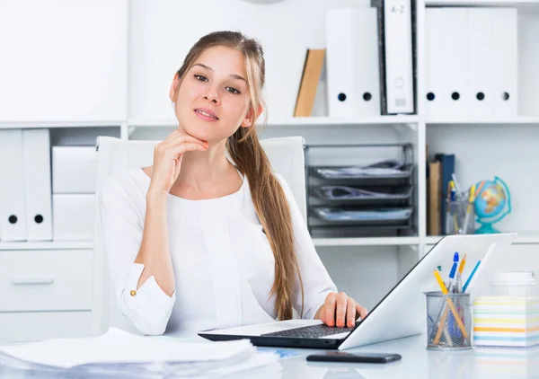 Junge Lächelnde Geschäftsfrau Sitzt Arbeitsplatz Büro — Stockfoto