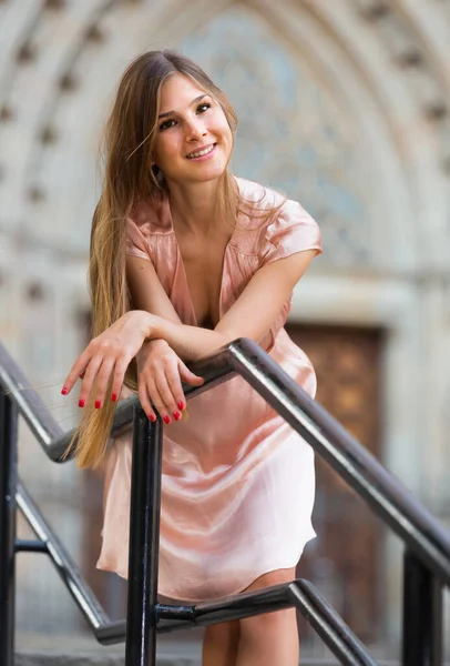 Närbild Porträtt Sexig Ung Positiv Italiensk Kvinna Klänning — Stockfoto