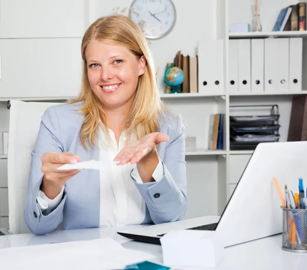 Positive Lady Business Adviser Sitting Office Table Giving White Sticker — Stock Photo, Image