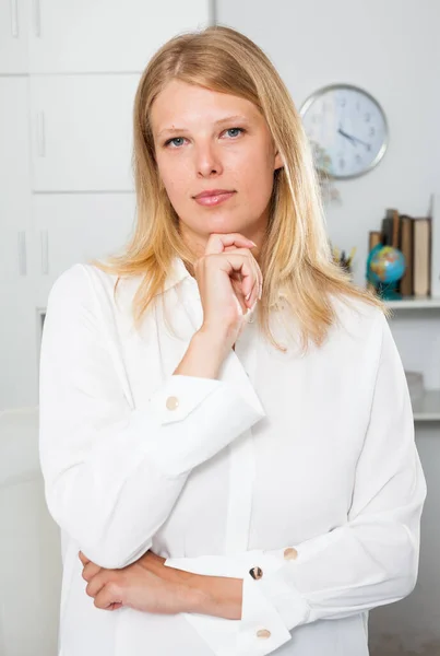 Portrait Adult Confident Businesswoman Standing Office Interior — Stock Photo, Image