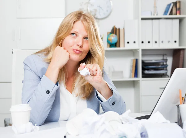 Frustrierte Müde Geschäftsfrau Sitzt Arbeitsplatz Zwischen Zerknüllten Papieren — Stockfoto