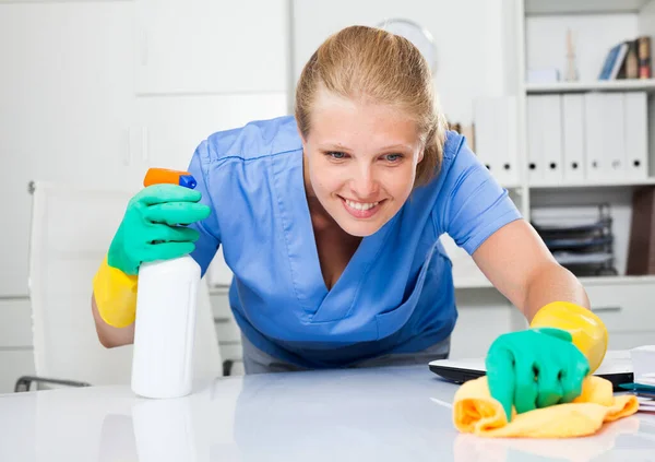 Ofisinde Deterjan Bulunan Neşeli Kadın Profesyonel Temizlik Masası — Stok fotoğraf