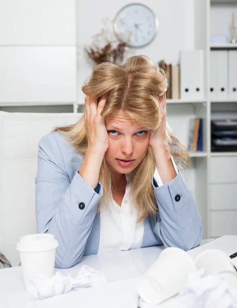 Frustrierte Müde Geschäftsfrau Sitzt Arbeitsplatz Zwischen Zerknüllten Papieren — Stockfoto