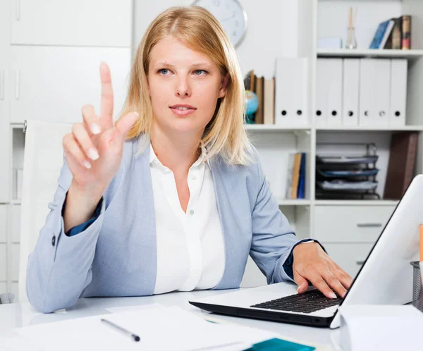 Selbstbewusste Frau Business Anzug Berührt Unsichtbaren Bildschirm Büroinnenraum — Stockfoto