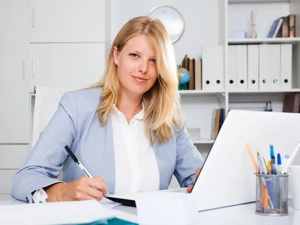 Retrato Conselheiro Negócios Senhora Positiva Trabalhando Escritório Com Laptop Mesa — Fotografia de Stock