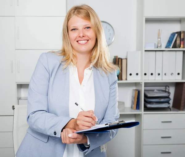 在现代办公室背景下 一位面容积极 面带笑容的女商务人士 — 图库照片