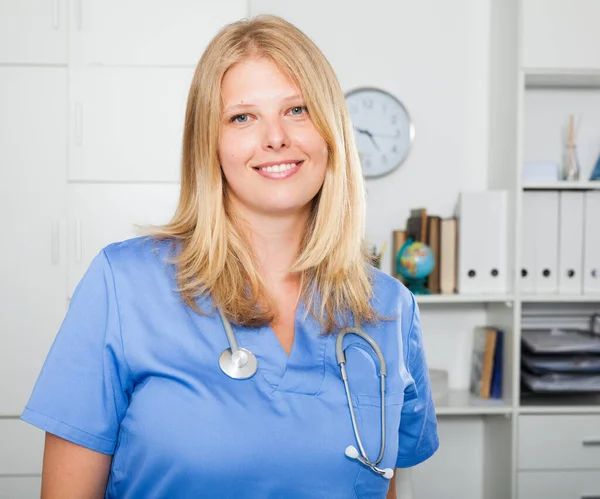 Leende Kvinnlig Sjuksköterska Högtidlig Dräkt Poserar Sitt Kontor — Stockfoto