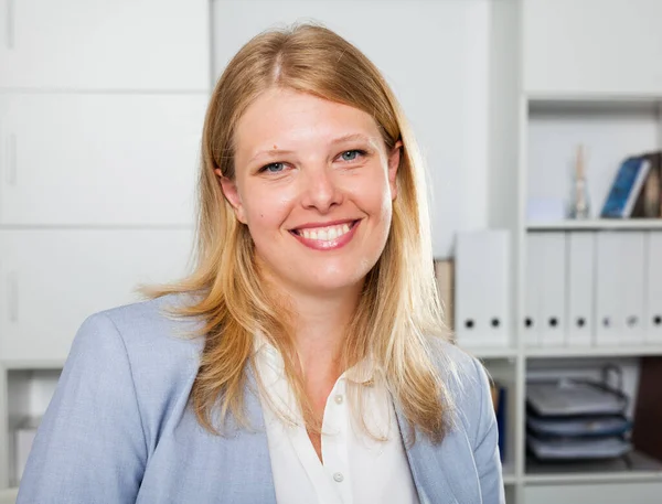 Erwachsene Lächelnde Blonde Frau Business Anzug Steht Modernen Büro — Stockfoto