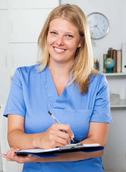 Friendly Blond Woman Medical Worker Standing Office Registering Information — Stock Photo, Image