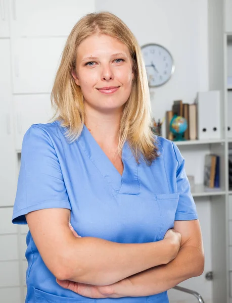 Porträtt Positiv Kvinnlig Läkare Formell Klädsel Stående Ämbetet — Stockfoto