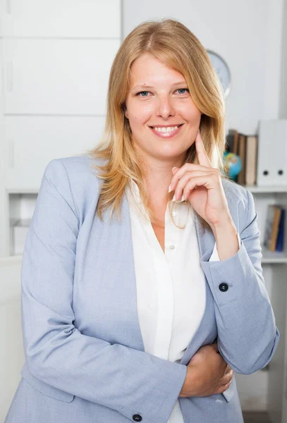 Bizneswoman Pozytywnym Wyglądem Pogodnym Uśmiechem Nowoczesnym Tle Biurowym — Zdjęcie stockowe