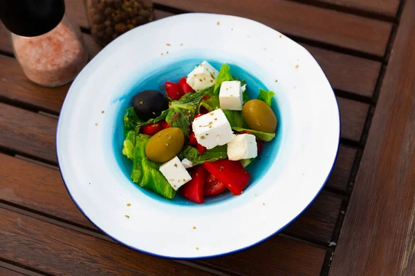 Lækker Salat Med Oliven Tomater Agurk Fetaost Græsk Grøntsagssalat Traditionelle - Stock-foto
