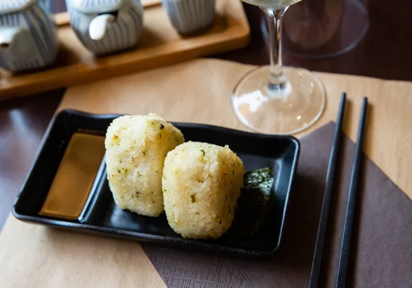 Ιαπωνικές Μπάλες Ρυζιού Onigiri Από Λευκό Ρύζι Σάλτσα Σόγιας Και — Φωτογραφία Αρχείου