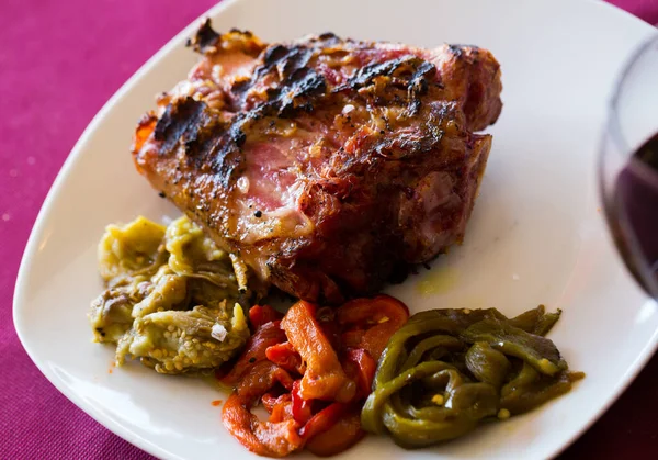 Heerlijk Gegrild Varkensvlees Knokkel Met Gesmoorde Groenten Glas Rode Wijn — Stockfoto