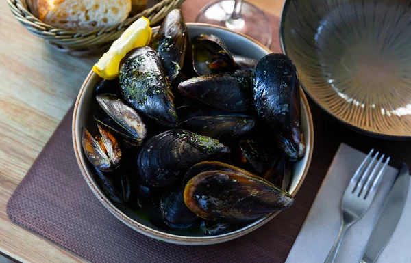 皿に緑のソースと蒸しおいしいムール貝の写真 — ストック写真