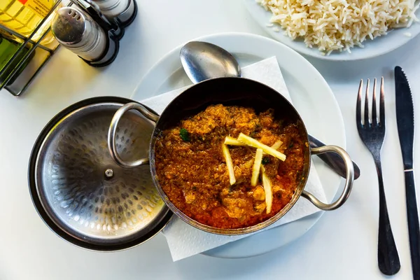 传统的印度羊肉卡拉希咖哩配上生姜和白米 — 图库照片
