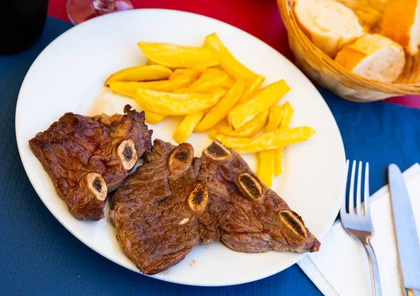 Ισπανική Κουζίνα Churrasco Ternera Ψητό Μοσχάρι Σερβίρεται Τηγανητές Πατάτες — Φωτογραφία Αρχείου