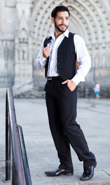 大聖堂に対する鉄の手すり近くに立つハンサムな男の完全な長さの肖像画 — ストック写真