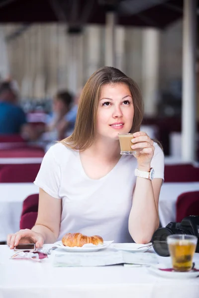 Jong Toeristisch Meisje Het Drinken Van Koffie Chatten Telefoon — Stockfoto