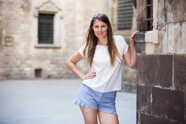Usmívající Mladá Žena Odpočívající Staré Kamenné Zdi Katedrály — Stock fotografie