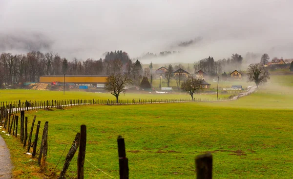 Niebla Espesa Sobre Casas Rurales Montañas Invierno Los Alpes Franceses —  Fotos de Stock