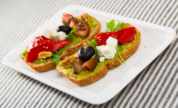 Sandwich Con Avocado Formaggio Feta Verdure Noci Piatto — Foto Stock