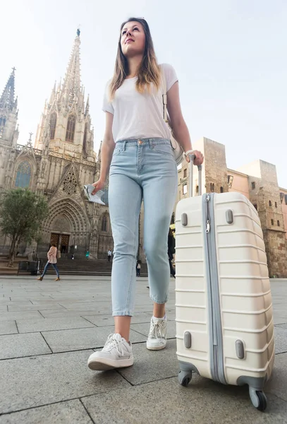 Mosolygós Fiatal Francia Turista Sétál Városban Utazási Táska — Stock Fotó