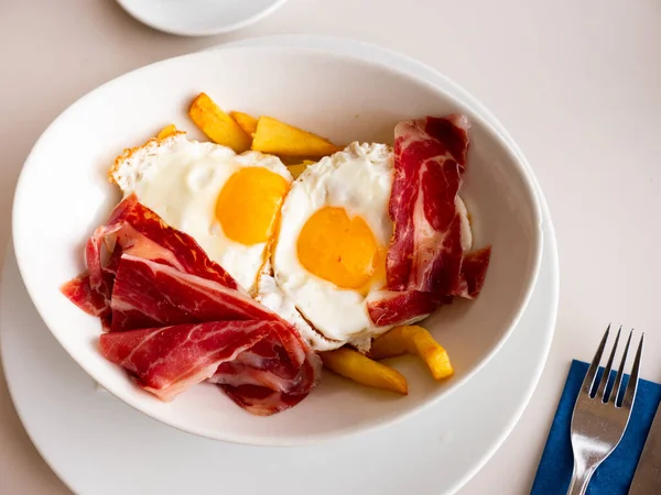 Δημοφιλές Ισπανικό Πιάτο Huevo Rotos Τηγανητά Αυγά Σερβιρισμένα Τηγανητές Πατάτες — Φωτογραφία Αρχείου