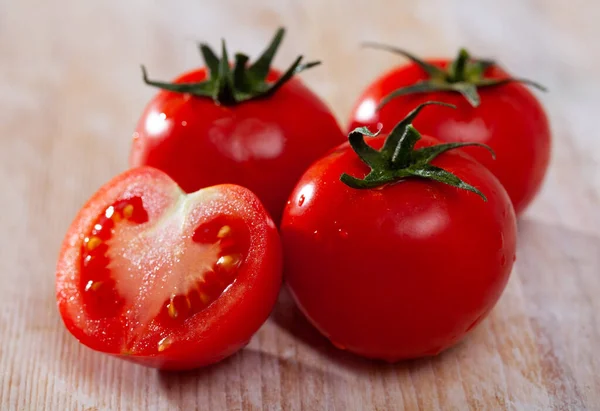 Lekkere Smakelijke Tomaten Een Houten Ondergrond Hoge Kwaliteit Foto — Stockfoto