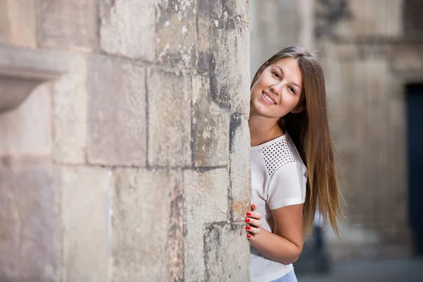 Romantyczna Dziewczyna Wychodząca Zza Ściany Katedry Patrząca Kamerę Przestrzeń Kopiowania — Zdjęcie stockowe