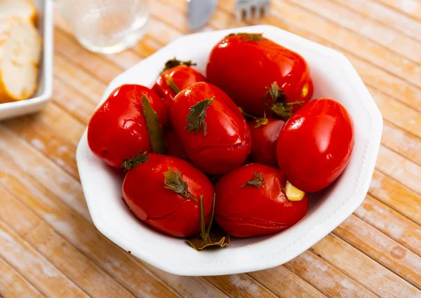 Hausgemachte Pikante Eingelegte Tomaten Auf Teller Gesunde Vitaminkost — Stockfoto
