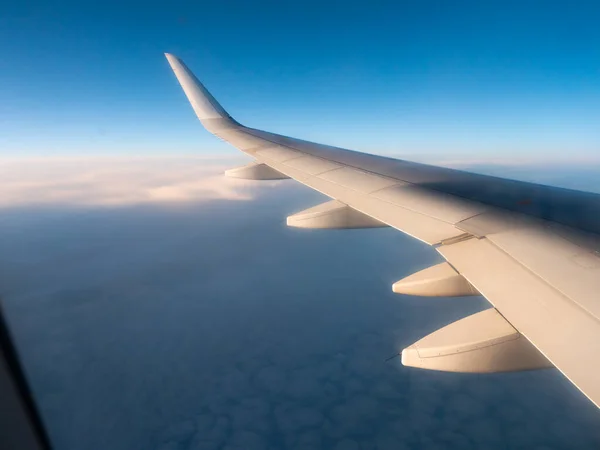 Vista Janela Passageiro Asa Avião Que Voa Céu Dia Ensolarado — Fotografia de Stock